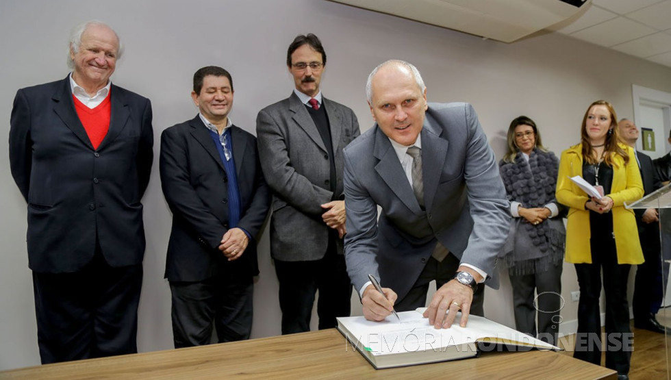 || Mário Antonio Ceccato assinando o termo de posse como novo diretor financeiro da Itaipu Binacional, em junho de 2018.
Ao fundo, Marcos Stamm (de bigode), presidente brasileiro da Itaipu Binacional.
Imagem: Acervo Portal Iguaçu - FOTO 12 -