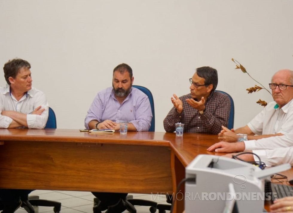 || Especialista Ivan Vera (de camisa escura), da Organização das Nações Unidas (ONU), em sua explanação durante a visita ao município de Entre Rios do Oeste.
À esquerda, prefeito municipal Jones Heiden, 2º identificado, e à direita, o vice-prefeito Ari Maldaner.
Imagem: Acervo Imprensa PM-Entre Rios do Oeste - Crédito: Patty Porto - FOTO 24 -