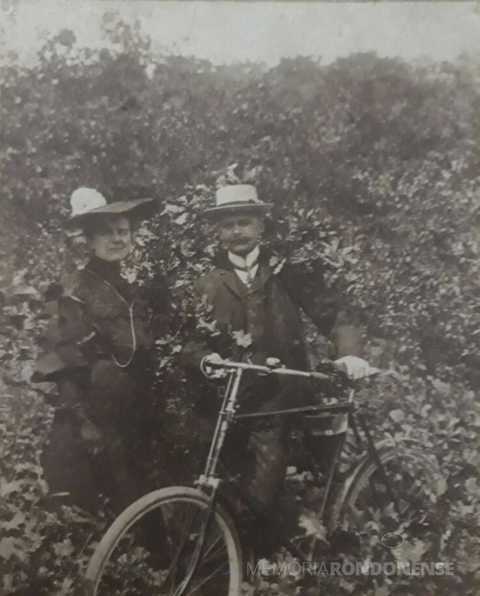 || Casal Berta (nascida Biene) e  George Wilhelm  Ritscher  (imigrantes alemães), pais do pioneiro rondonense Carlos Emilio Fernando Ritscher e de seu irmão  Erich Ritscher, em fotografia feita na Alemanha. 
Imagem: Acervo Lucas Ritscher - FOTO 4 -  