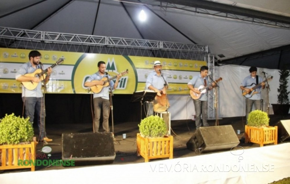 || Grupo de viola caipira se apresentado após a solenidade de abertura do Dia de Campo Copagril 2016. 
Imagem: Acervo Copagril
Crédito: Carina Ribeiro - FOTO 20 -
