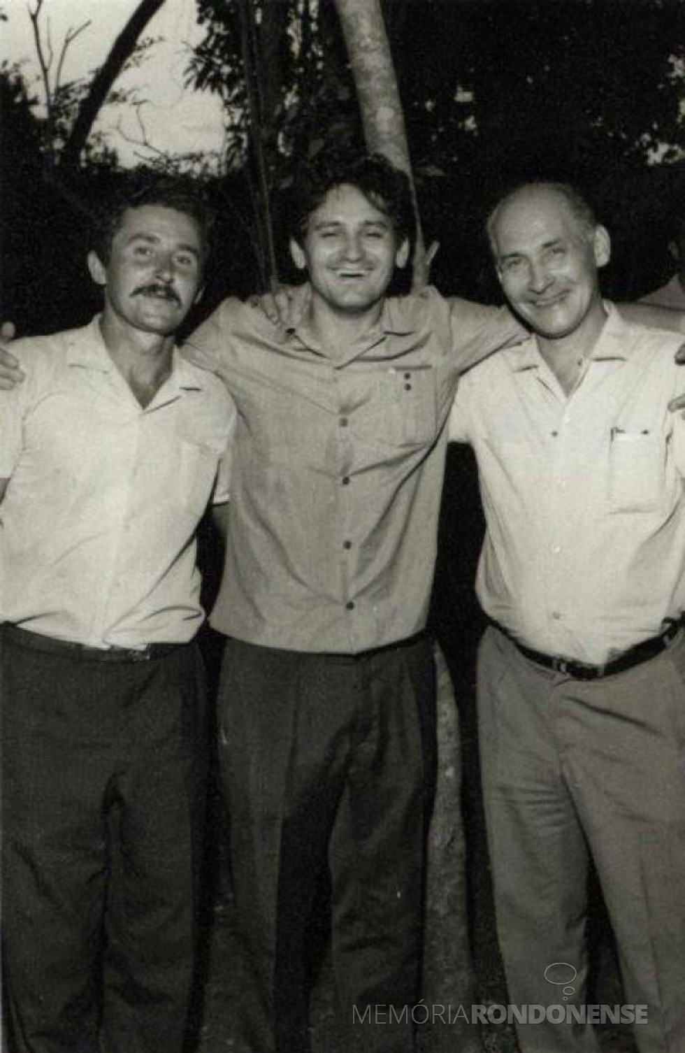 || Werner Wanderer (c) na comemoração de sua posse como 2º prefeito eleito de Marechal Cândido Rondon, em dezembro de 1965.
À esquerda, delegado de polícia Alberto Meier.
Imagem: Acervo Fundo Fotográfico de Marechal Cândido Rondon - FOTO 6 -