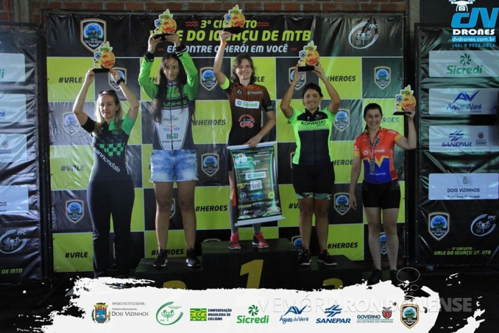 || Ciclista rondonense Rosângela Cirstina Schmitz no pódio do Circuito Vale do Iguaçu de Mountainbike, em 2019. 
Imagem: Acervo ARC - FOTO 17 - 
