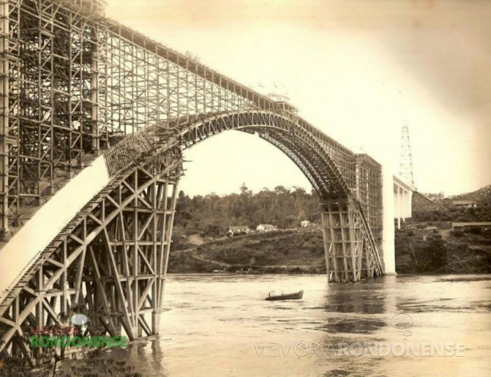 || Começo da concretagem do arco de sustentação da Ponte da Amizade, em abril de 1960. 
Imagem: Acervo Memória Rondonense - FOTO 3 - 
