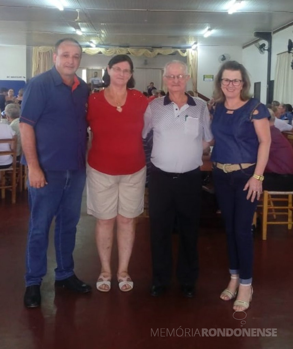 || Armando Everling (camisa branca) e esposa, ladeados pelo prefeito municipal de Quatro Pontes, João Laufer, e esposa Odete Laufer, secretária municipal de Desenvolvimento Social.
Imagem: Acervo Imprensa PM-Quatro Pontes - Crédito Vanderleia Kochepka - FOTO 11 -