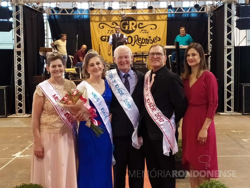 || Miss e Mister Terceira de Idade Marechal Cândido Rondon para 2019/2020, Iria Maria Anschau e Rudi Silvino Schons (em azul), ladeados pela Miss 2017, Leonida Serschön (e) e Siegfried Serschön e secretária municipal de Assistência Social, Josiane Laborde Rauber.
Imagem: Acervo Comunicação PM -MCR - FOTO 16 -