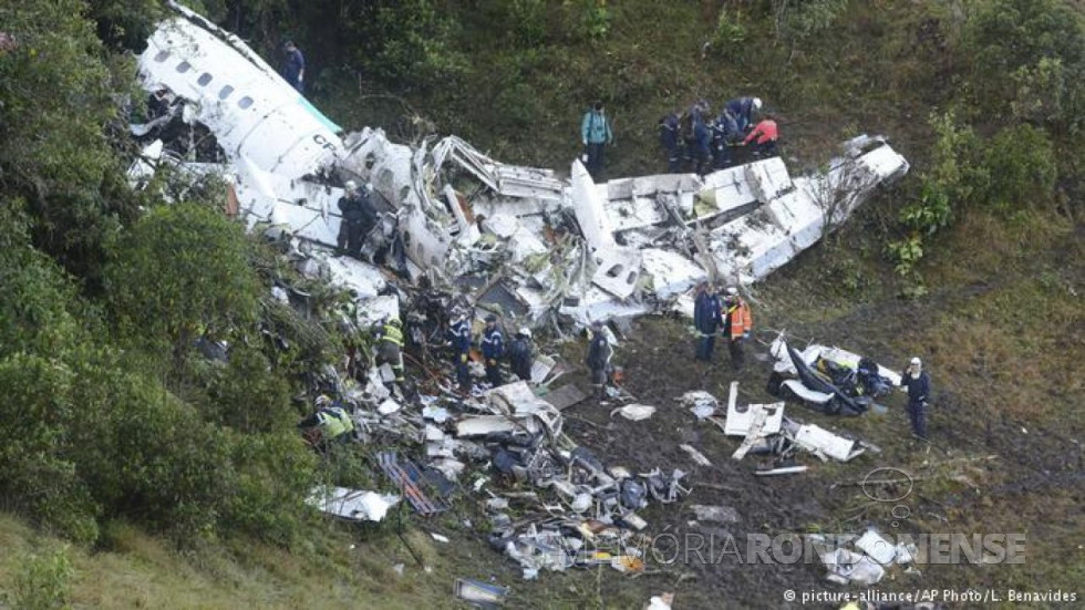 || Destroços da avião da LaMia que transportava a equipe da Chapecoense. 
Imagem: Acervo Deutsche Welle / picture-alliance/AP Photo/L.Benavides - FOTO 22 -