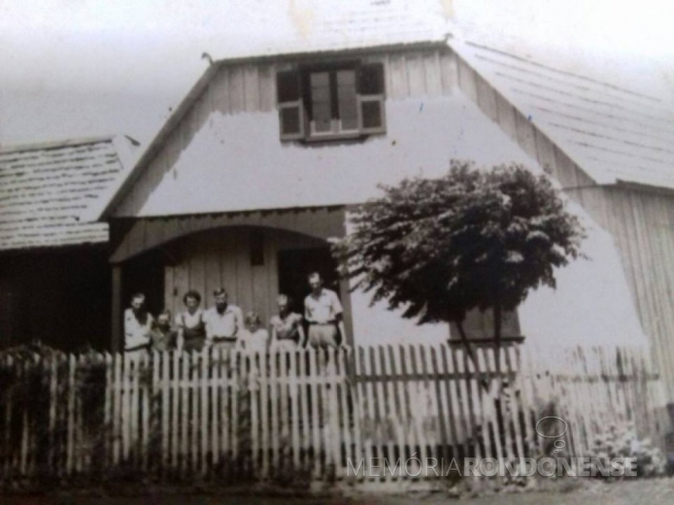 || A segunda moradia do casal Aloicius e Hertha (Wohlemberg) Mees na então vila de General Rondon.
A moradia estava localizada a Rua 12 de Outubro, 821.
A moradia foi construída pelo pioneiro Antonio Rockembach. Hoje (20.02.2017) não existe mais.
Da esquerda a direita: Arlindo, Orlando, Hertha (mãe), Aloicius (pai), Venilda, Eli e Armando.
Imagem: Acervo Venilda Saatkamp - FOTO 3 -