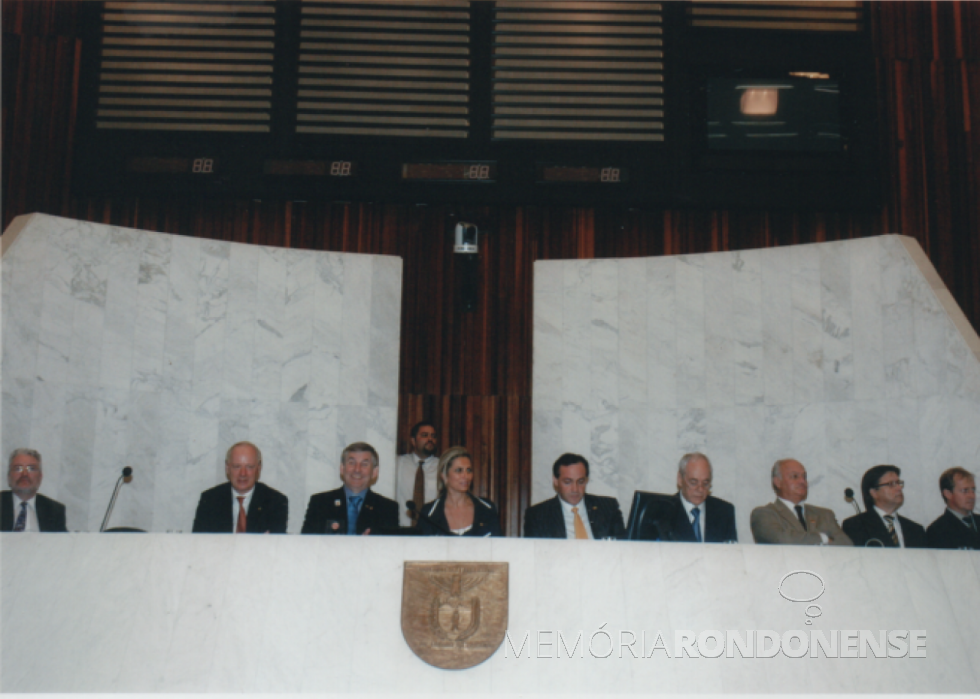|| Composição da Mesa de trabalhos da Sessão Solene Comemorativa aos 180 Anos da Imigração Alemã no Paraná, em fevereiro de 2009.
Da esquerda à direita: Doutor Heinz-Peter Behr, cônsul-geral da Alemanha para São Paulo e Paraná; doutor Friedrich Prot von Kunov, embaixador plenipotenciário da Alemanha no Brasil; deputado estadual Elio Lino Rusch, proponente da sessão solene; deputado estadual Artagão Filho (fundo); deputada estadual Cida Borghetti, presidente da sessão solene; deputado estadual Reinold Stephanes Júnior; Reinold Stephanes, ministro da Agricultura e do Abastecimento; desembargador Sérgio Arenhart, representando o Presidente do Tribunal de Justiça do Estado do Paraná; Itamar Ribeiro, diretor regional dos Correios no Paraná; e deputado estadual Elton Welter.
Imagem: Acervo Memória Rondonense - FOTO 5 -