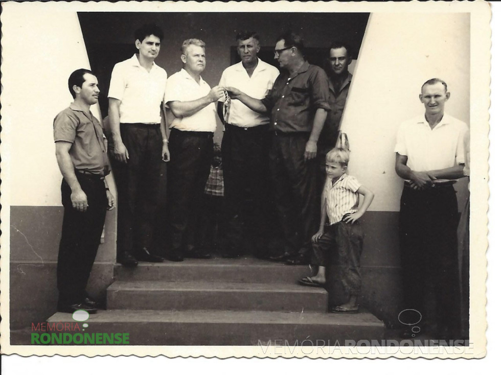 || Entrega das chaves do Grupo Escolar Afonso Pena pelo então diretor municipal de Ensino, prof. Erich Welzel, ao senhor Edgar Weber, presidente da comunidade escolar de Bom Jardim, em novembro de 1968.
Da esquerda à direita: 1º - não identificado, 2º - prefeito municipal Werner Wanderer, 3º -prof. Erich Welzel, 4º - vice-prefeito Dealmo Selmiro Poersch, 5º Edgar Weber, 6º - Olavo Massing, 7º menino não identificado; e 8º Osmar Roese.
Imagem: Acervo Nelsi Weber Fischer - Santa Clara do Sul - RS - FOTO 1 -