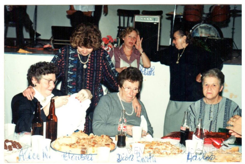 || Homenagem a senhora Diva Paim Barth, , em Marechal Cândido Rondon. 
Sentadas: da esquerda à direita, as pioneiras Alice Weirich e Diva Paim Barth e a pioneira Adiles Mohr Jochims. 
Em pé, da esquerda à direita, Clausia Weirich Paneagua (primeira menina nascida na então General Rondon), a pioneira e professora Edite Feiden e a pioneira Magdalena Wenzel
. 
Imagem: Acervo Adiles e Vane Jochims - FOTO 8 - 