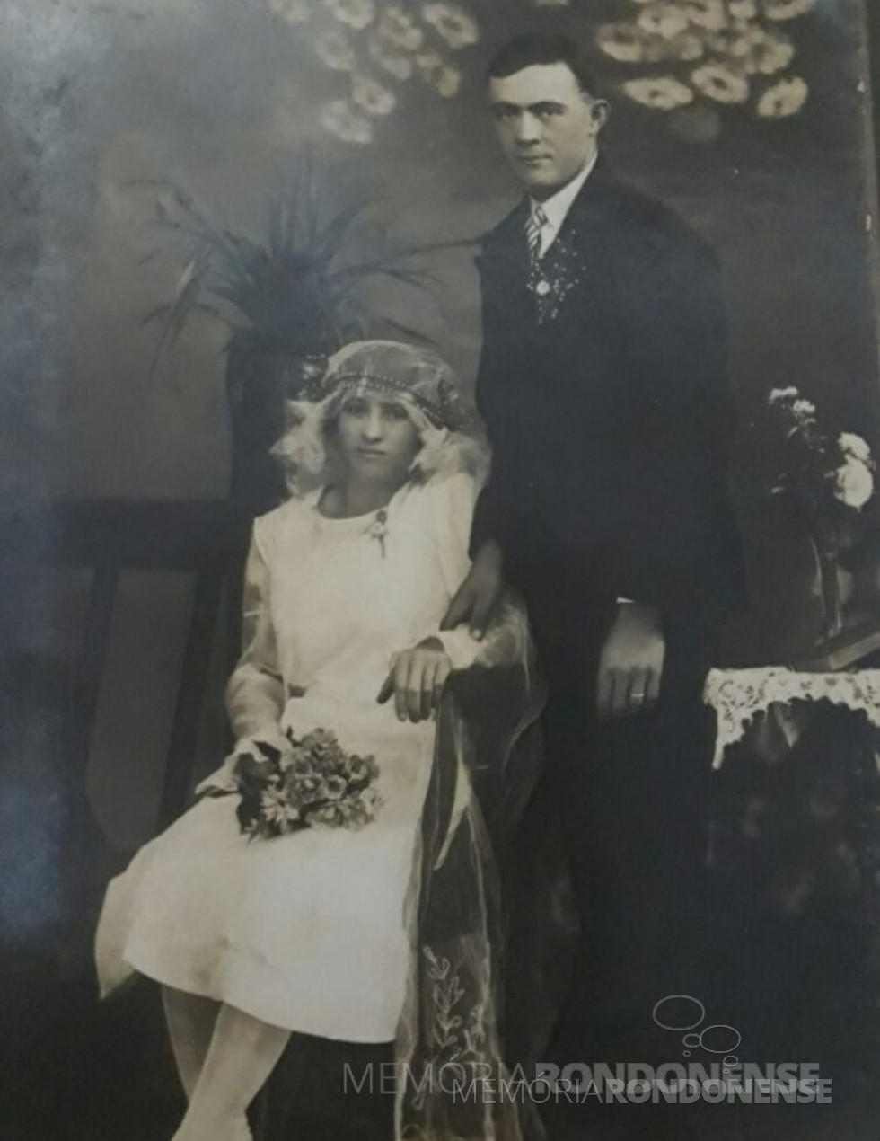 || Casal Carolina (nascida Werz) e Carlos Emílio Fernando Ritscher, ele 1º presidente da Comunidade Martin Luther, de Marechal Cândido Rondon, e ela, a 1ª tesoureira da OASE. A foto retrata o casamento do casal em 1931, na cidade de Panmbi (RS).
Imagem: Acervo Lucas Ritscher - FOTO 9 -