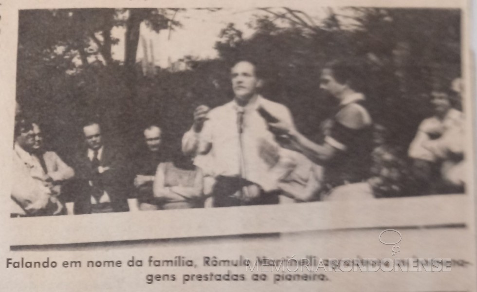 || Advogado Rômulo Martinelli agradecendo a homenagem prestada em nome da família do homenageado, pelo município de Pato Bragado. 

Imagem : Acervo O Estado do Paraná - FOTO 6 - 