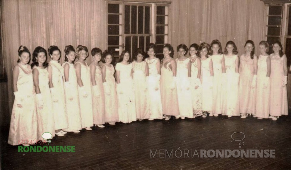 || Apresentação das debutantes no primeiro Baile de Debutantes realizado em Marechal Cândido Rondon, no Clube Aliança. 
Imagem: Acervo Cleci Kleemann e Clarice Dahmer 