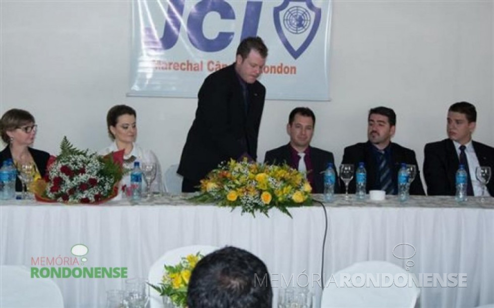 || Emerson Kochen, eleito presidente da JCI Marechal Cândido Rondon, em dezembro de 2015. Da esquerda para a direita: 1ª - não identificada; 2ª - Mariane Lamberti Port, 3ª - Emerson Kochen; 4ª - não identificada; Paulo Rodrigo Copetti, presidente da Acimacar; 5ª - não identificada. Imagem: Acervo O Presente – FOTO 14 –