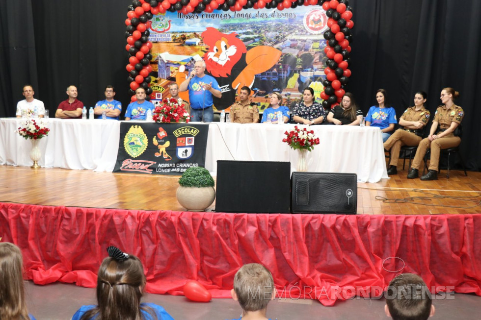 || Prefeito Leomar Rohden (Mano), de Pato Bragado, discursando junto à mesa de honra da solenidade de formatura do Proerd de turma da Escola Municipal Marechal Deodoro, em junho de 2019.
Imagem: Acerco Imprensa - PM-Pato Bragado - Crédito: Marili Besso - FOTO 18 -