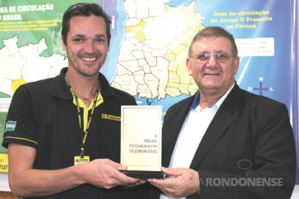 || Jornalista Giuliano de de Luca recebendo o prêmio Fecomércio de Jornalismo 2015 das mãos de Ademar Bayer, presidente do Sindicato do Comércio Varejista de Marechal Cândido Rondon.
Imagem: Acervo O Presente - FOTO 22 -