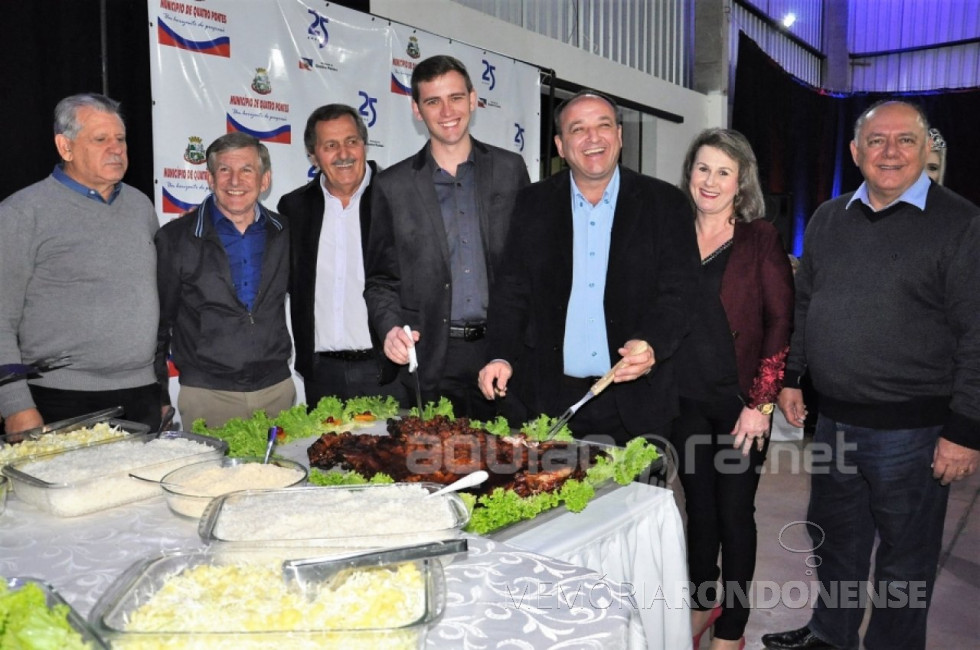 || Apresentação do prato típico de Quatro Pontes durante o lançamento da agenda programática alusiva aos 25 anos do município: Leitão a Quatro Pontes, agosto de 2017.
Da esquerda a direita: deputado federal Dilceu Sperafico, deputado estadual Elio Rusch, vereador Paulo Brandt, vice-prefeito Tiago Hansel, prefeito municipal João Laufer, 1ª Dama do município,  Odete Laufer; e deputado estadual José Carlos Schiavinatto. 
Imagem: Acervo AquiAgora.net - Crédito: Kristine Kempp - FOTO 19 -