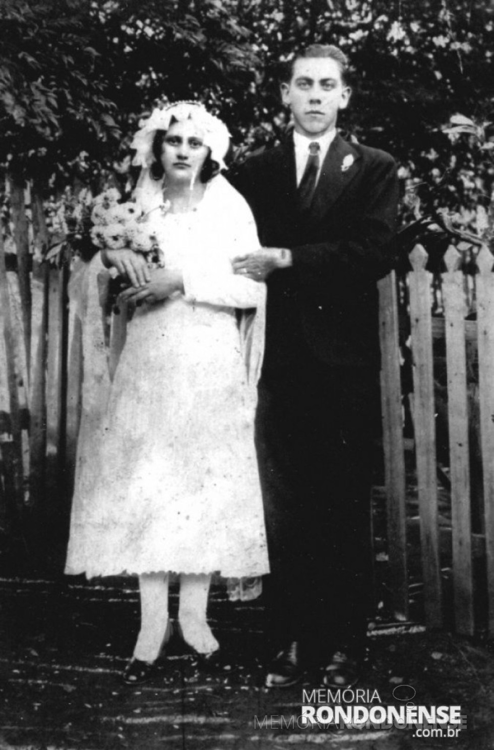 || Jovens-noivos Lídia Hack e Oswaldo Weber, pioneiros em Marechal Cândido Rondon, fotografados em Piratuba (SC), em abril de 1934.
Imagem: Acervo da Família - FOTO 3 -