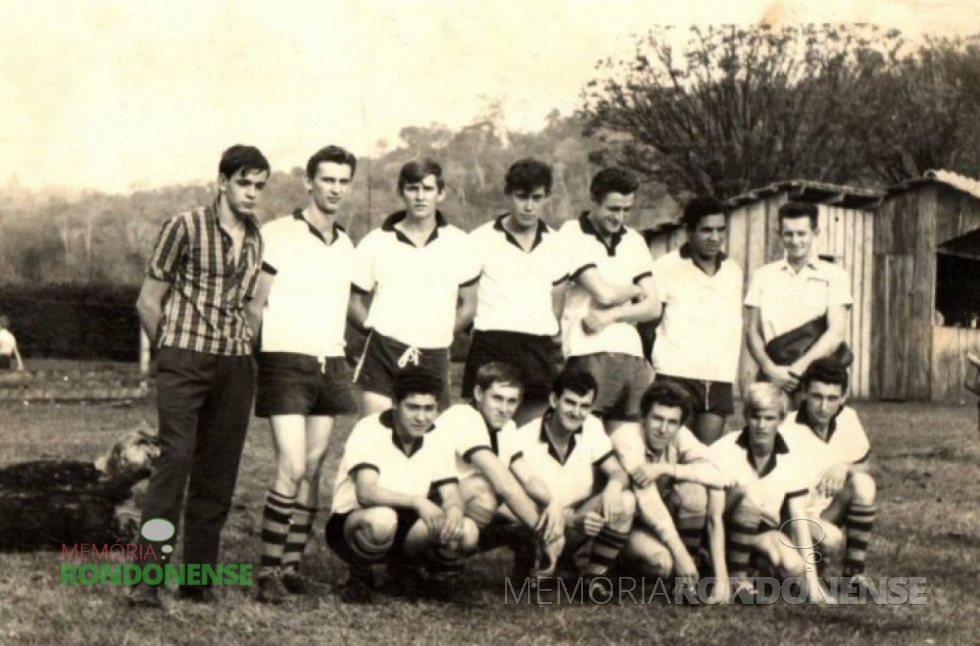 || Emídio Venâncio Finger, filho do casal pioneiro Ervino e Elli (Witeck) Finger, em imagem dos tempos em que foi atleta da SER Primavera, da Linha Concórdia, ele falecido em outubro de 1969.
Da esquerda à direita, em pé, Emídio é o quarto. Imagem: Acervo Cleci Kleemann e Clarice Dahmer - FOTO 9 - 