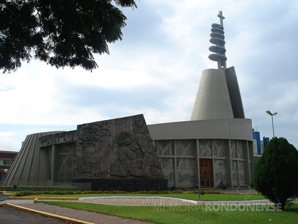 || Catedral Cristo-Rei na cidade de Toledo (PR), inaugurada em setembro de 1985.
Imagem: Acervo Wikipédia - Crédito Henrique Costa Rosa - FOTO 13 -