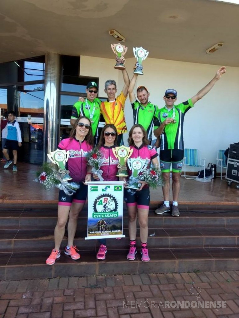 || Equipe de ciclistas rondonenses que participaram do evento na cidade paraguaia de Santa Rita, em setembro de
Da esquerda à direita: André Freitag, Paul Lírio Berwig, Marcelo Konzen e Sérgio Birck, ao fundo; e Marlise Berwig, Suzana Konzen e Rosângela Schmitz.
Imagem: Acervo ARC - Associação Rondonense de Ciclismo - FOTO 14 -