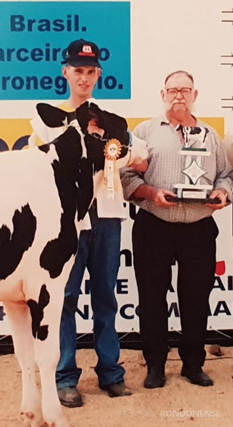 || Pioneiro rondonense Germano Wiebusch, com o filho Elmo, premiado na Expo Rondon, na categoria gado leiteiro de alta linhagem.
Imagem: Acervo Elmo Liebsch - FOTO 13 -
