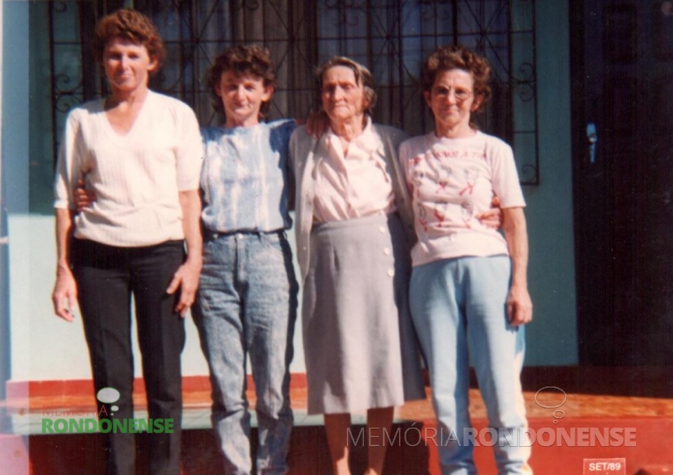 || Pioneira Catarina (Salamon) Steinmacher, com três de suas quatro filhas.  Da esquerda a direita: Regina, Edeltraud, a pioneira Catarina e Elvira. 
Imagem: Acervo Edeltraud Steinmacher Lettnin - FOTO 1 - 