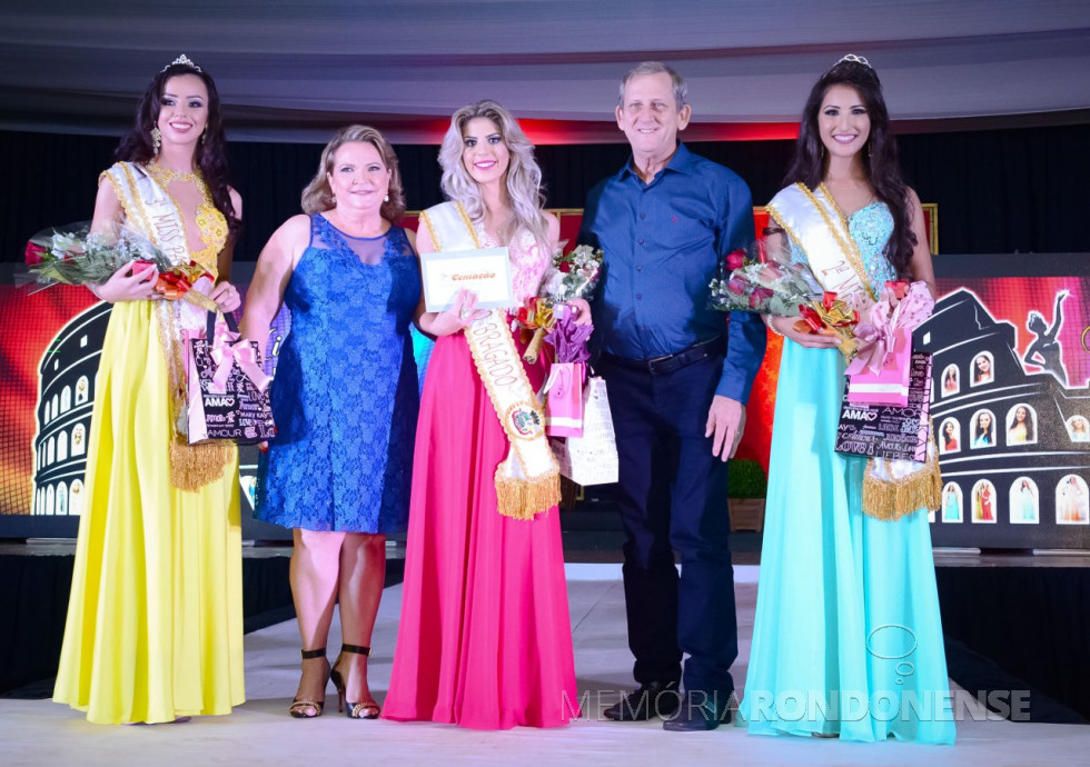 || Miss 2016 de Pato Bragado e respectivas princesas eleita em 18 de março de 2016.
Da esquerda para a direita: Tatiane Gabrieli Moraes - 2ª princesa e miss fotogenia; Maidi Rieger, 1ª dama de Pato Bragado; Caroline Spies, Miss Pato Bragado 2016; prefeito municipal Arnildo Rieger; e 1ª princesa e miss simpatia, Beatriz Alves Bento.
Imagem: Acervo Imprensa - PM-Pato Bragado
Crédito: Marili Besso - FOTO 13 -