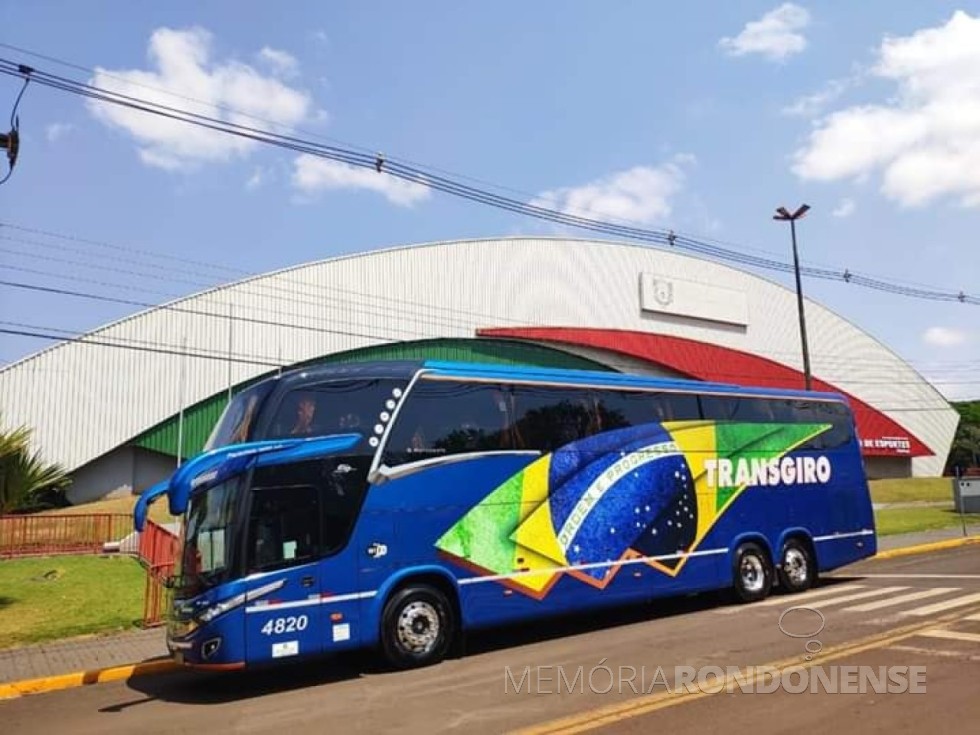 || Ônibus da empresa  rondonense Transgiro com a nova personalização, fotografado em frente ao Ginásio de Esportes Ney Braga,na cidade de Marechal Cândido Rondon.
Imagem: Acervo da empresa - FOTO 18 -