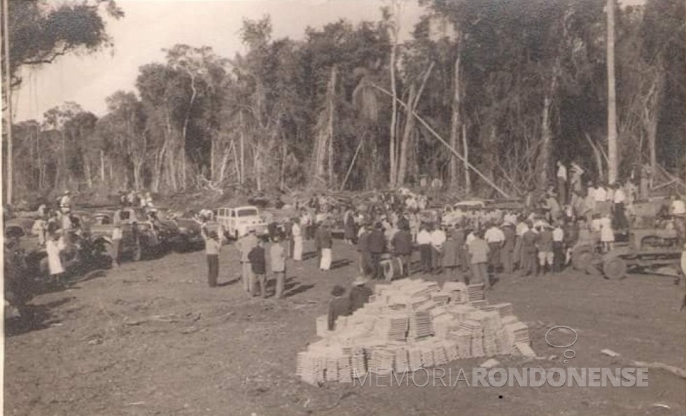 || Lançamento festivo da construção da primeira igreja da Comunidade Cristo, na cidade de Marechal Cândido Rondon, em 1951. 
Imagem: Acervo Reinilda Figur - FOTO 1 - 