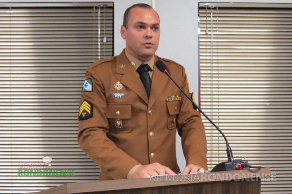 || Jairo Kaiser, 3º sargento do Corpo de Bombeiros de Marechal Cândido Rondon agradecendo a Medalha de Honra ao Mérito conferida pela Câmara Municipal de Marechal Cândido Rondon, em dezembro de 2015.
Imagem: Acervo Interage – FOTO 11 -