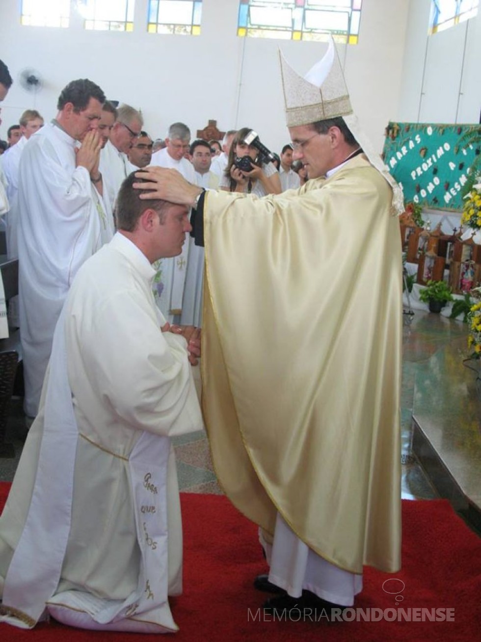 || Instante da ordenação sacerdotal de Neimar Troes pelo então bispo D. Francisco Carlos Bach, da diocese de Toledo, em novembro de 2008.
Imagem: Acervo pessoal  - FOTO 28  -