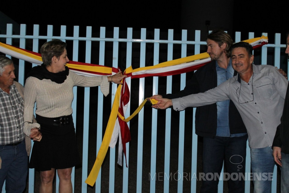 || Descerramento da fita simbólica de inauguração do novo sistema de água do município de Mercedes, em julho de 2017.
Da esquerda a direita: 1ª - não identificada; 2ª - prefeita municipal Cleci Rambo Loffi; 3º - deputado federal Zeca Dirceu; e 4º - Vilson Martins - secretário de Planejamento, Administração e Finanças de Mercedes.
Imagem: Acervo Prefeitura Municipal de Mercedes - FOTO 12 -