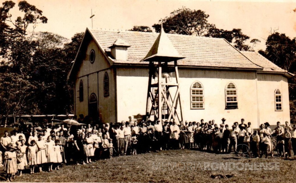 || Comunidade católica da então vila de Mercedes Velha, agora Novo Horizonte, junto com o padre Aloísio Baumeister SVD (junto ao campanário), no dia da inauguração e benção do sino, em outubro de 1956.
Imagem: Acervo Rolf Kaefer - FOTO 1 -