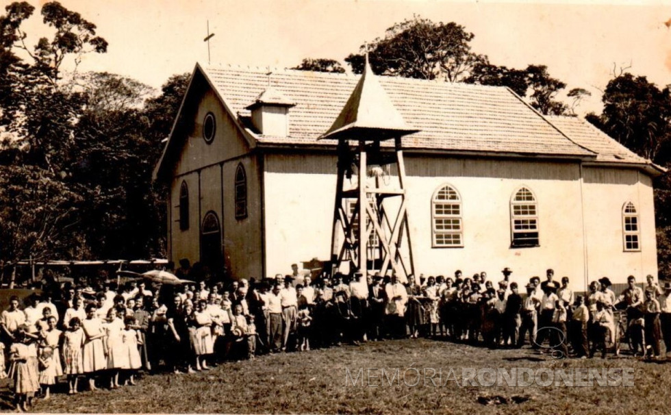 || Comunidade católica da então vila de Mercedes Velha, agora Novo Horizonte, junto com o padre Aloísio Baumeister SVD (junto ao campanário), no dia da inauguração e benção do sino, em outubro de 1956. 
Imagem: Acervo Rolf Kaefer - FOTO 1 - 