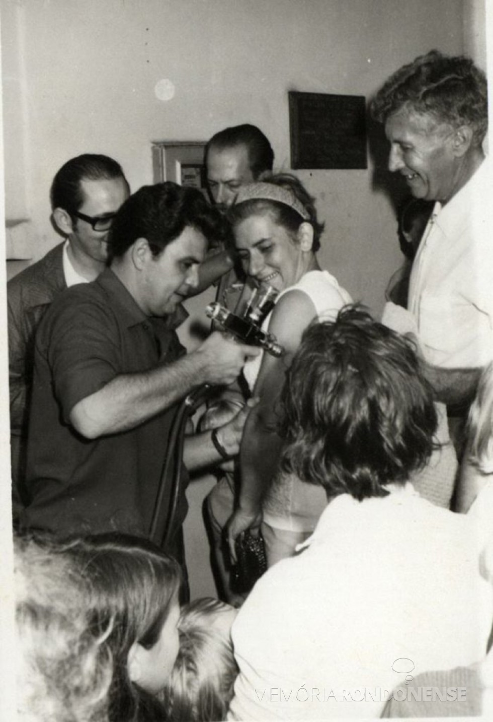 || Primeira-dama Virica (nascida Zart) Poersch recebendo vacina contra varíola do secretário de Estado de Saúde,  Arnaldo Faivro Busato, em março de 1970.
Na foto, ao fundo, da direita a esquerdade, vereador Nori Pooter e Renato Guzzoni - cirurgião-dentista.
Á direita: prefeito municipal Dealmo Selmiro Poersch. 
Imagem: Acervo Fundo Fotográfico de Marechal Cândido Rondon - FOTO 2 -
