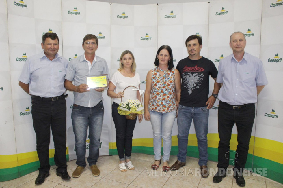 || Silvio Wansoski e casal de colaboradores com a premiação de 1º lugar na Categoria até 9.000 litros/mês.
Imagem: Acervo Imprensa Copagril - Crédito: Carina Ribeiro - FOTO 36 -
