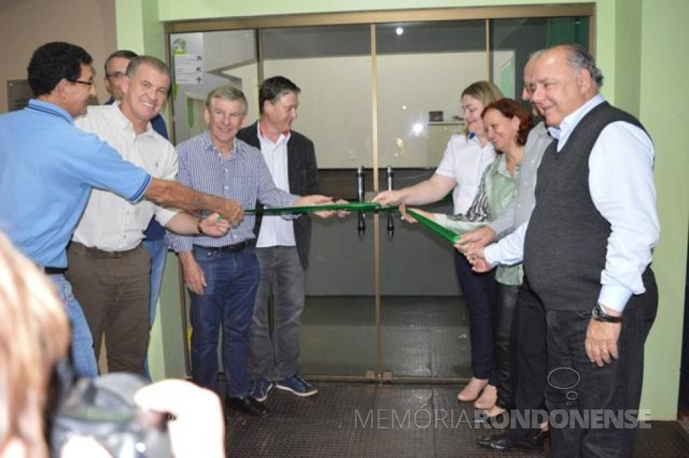 || Solenidade de inauguração da nova Unidade de Saúde Básica de Entre Rios do Oeste, em julho de 2017.
Da esquerda à direita: 1º - não identificado. 2º - deputado federal Evandro Roman; 3º - deputado estadual Elio Rusch, 4º - prefeito municipal Jones Heiden; 5º - Denise Liell, chefe da 20ª Regional de Saúde; 6º - não identificada e 7º - deputado estadual José Carlos Schiavinato.
Imagem: Acervo Imprensa - PM -Entre Rios do Oeste - FOTO 14 -