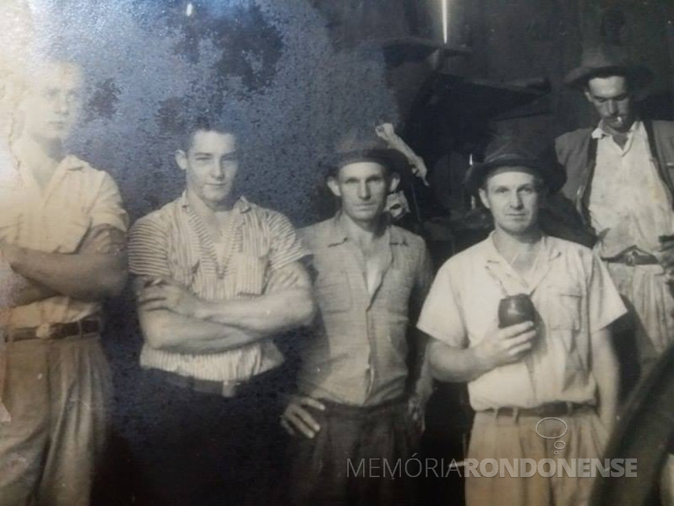 || Os primeiros moradores de Quatro Pontes, os irmãos Arno Nicolau (3º da esquerda a direita) e Seno José Lang (de cuia) com os amigos: Seno Rambo, primeiro à esquerda e Alcídio Rambo. Á direita é Lauro Gauer.
Imagem: Acervo Família Lang - Quatro Pontes - FOTO 4 -