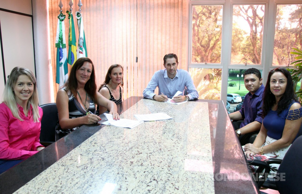 || Oficialização da contratação do maestro Rhomiton da Silva para a regência dos Coros Juvenil e Infantil de Marechal Cândido Rondon.
Da esquerda à direita: 1ª, 2ª e 3ª - não identificadas; prefeito municipal Marcio Andrei Rauber; maestro Rhomiton da Silva; e Marcia Veit, secretária municipal de Cultura.
Imagem: Acervo Imprensa - PM-MCR - FOTO 13 -