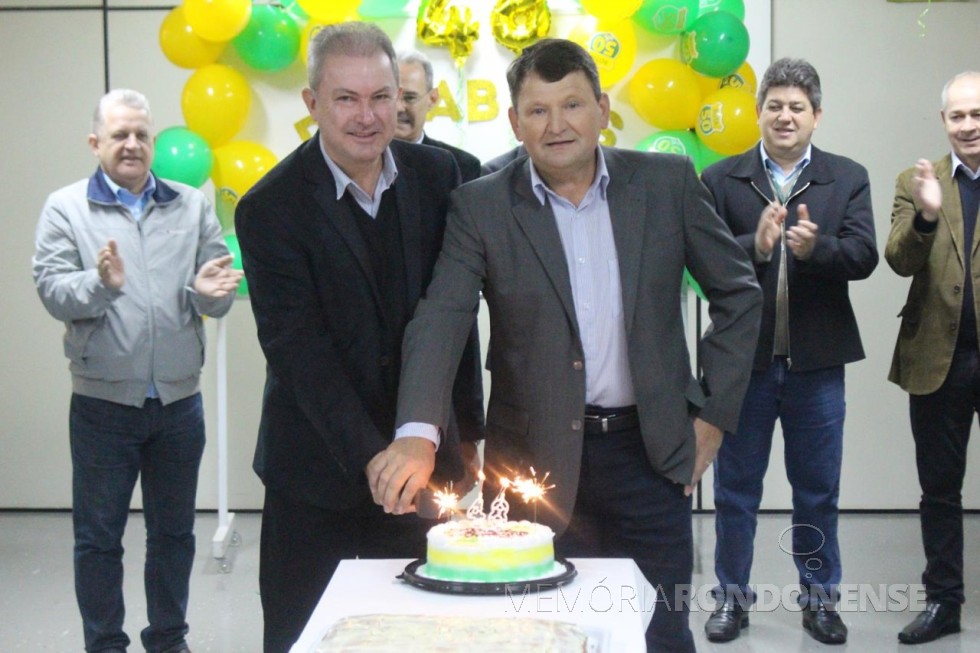 || Corte do bolo comemorativo aos 48 anos da Copagril pelo diretor vice-presidente Elói Darci Podkowa (e) e diretor secretário Márcio Buss. 
Imagem: Acervo Comunicação Copagril - FOTO 20 - 