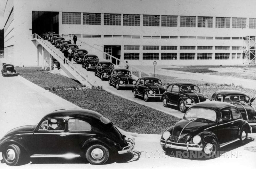 || Primeiras unidades do Fusca brasileiro saindo da fábrica da Volkswagem, em São Bernardo do Campo (SP). 
Imagem: Acervo Portal Terra - FOTO 1 -