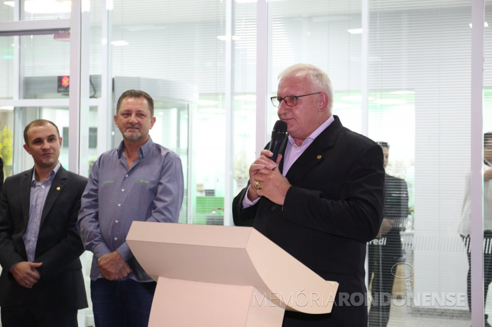 || Adolfo Rudolfo Freitag, diretor-presidente da Sicredi Aliança PR/SP, tendo ao seu lado, o gerente da unidade , Dilvane Moura e o vice-presidente da instituição de crédito cooperativo, Ildo Vorpagel Hoffmann,  em seu discurso durante a reinauguração da agência da cidade de Guaíra. 
Imagem: Acervo Sicredi Aliança PR/SP - FOTO 20 -