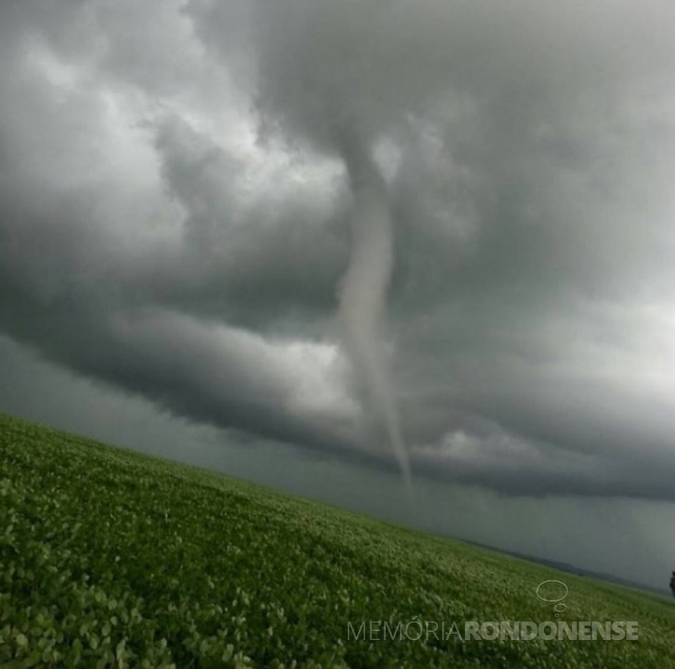 || Aproximação do tornado da cidade de Marechal Cândido Rondon - lado oeste.
Imagem: Acervo Memória Rondonense - FOTO 17 -