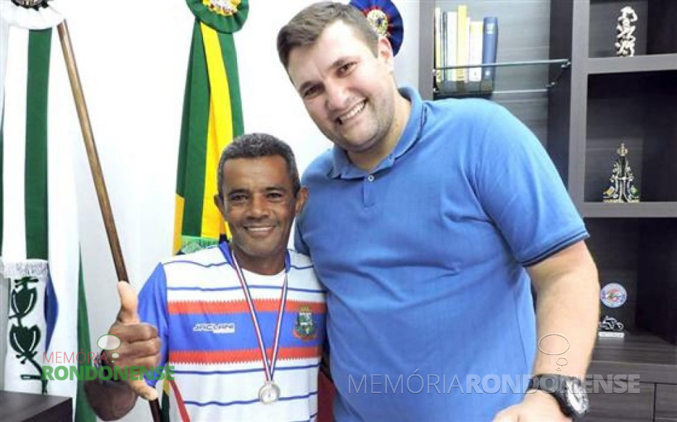 || Atleta quatropontense Edivaldo Quintino recebido pelo prefeito municipal Pedro Fey, após a conquista de medalha na Maratona Internacional de Foz do Iguaçu, em setembro de 2015.
Imagem: Acervo O Presente - FOTO 8 -