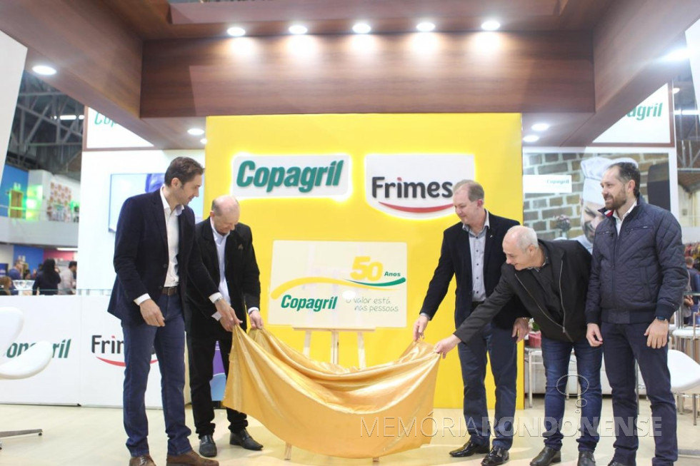 || Descerramento do dístico do slogan e marca da comemoração dos 50 anos da Copagril, em julho de 2019.
Da direita à esquerda: prefeito municipal Marcio Andrei Rauber, Ricardo Silvio Chapla, diretor-presidente da Copagril; Eloi Darci Podkowa, diretor vice-presidente da Copagril; José Aparecido Lima, superintendente de operações da Copagril; e Ricardo Leites de Oliveira, presidente da Associação Comercial e Empresarial de Marechal Cândido Rondon.
Imagem: Acervo Comunicação Copagril - Crédito: Tainã Felipe Cerny - FOTO 43 -
