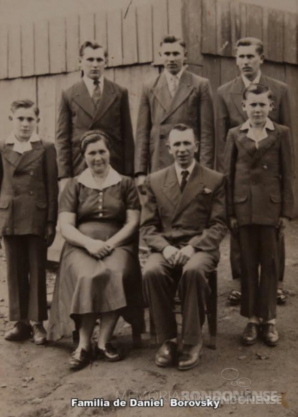 || Pioneiro Daniel Borovski e esposa Olga e filhos que chegaram de mudança, em Marechal Cândido Rondon, no mês outubro de 1954.
Imagem: Acervo Marcelo Boroski - FOTO 1 -