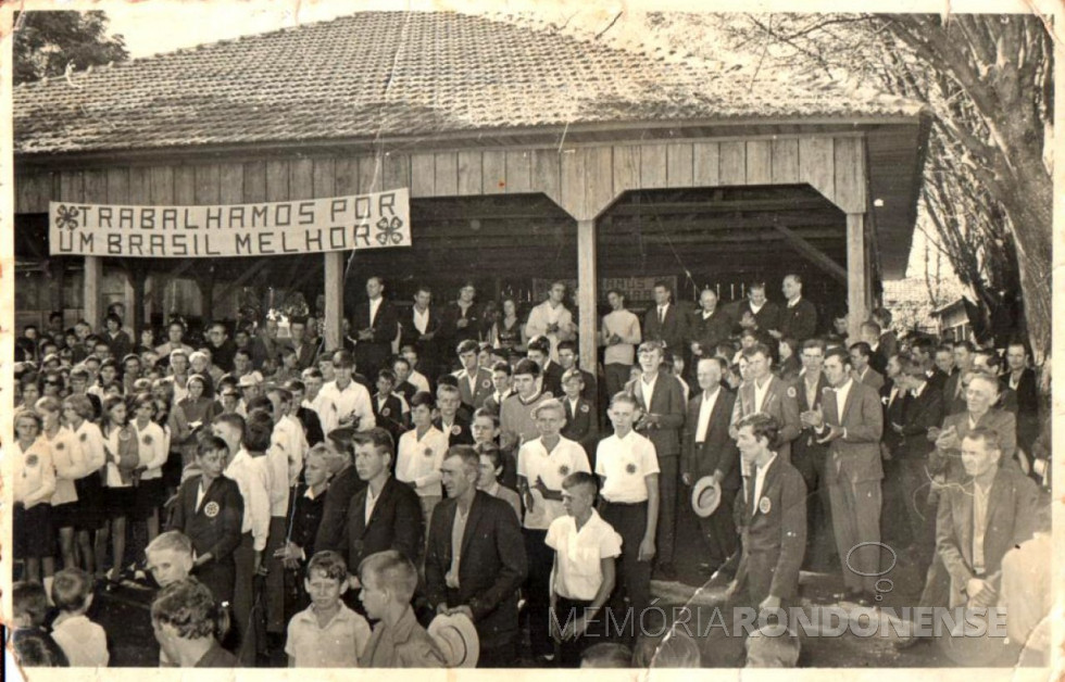 || Abertura da exposição 4-S, na sede distrital rondonense de Iguiporã, em maio de 1970.
Na foto, junto às colunas do pavilhão, da direita à esquerda: 1 -Delegado de Polícia Alberto Meier, 2- vereador Harry feiden, 3 - professor Reinoldo Fuck, diretor da Escola Municipal Floriano Peixoto, da sede distrital de Iguiporã; 4 - vereador Elmo Lauro Gall, 5 - não identificado, 6 - engenheiro-agronômo Antonio Felipe Laginski, extensionista da Acarpa, em Marechal Cândido Rondon; 7 - Creoni Maria França, extensionista da Acarpa, em Marechal Cândido Rondon; 8 - não identificado, 9 - médico-veterinário Leopoldo Piotrowski, do Sindicato Rural Patronal de Marechal Cândido Rondon; e 10 - não identificado.
Imagem: Acervo Projeto Memória Rondonense - FOTO 2 -