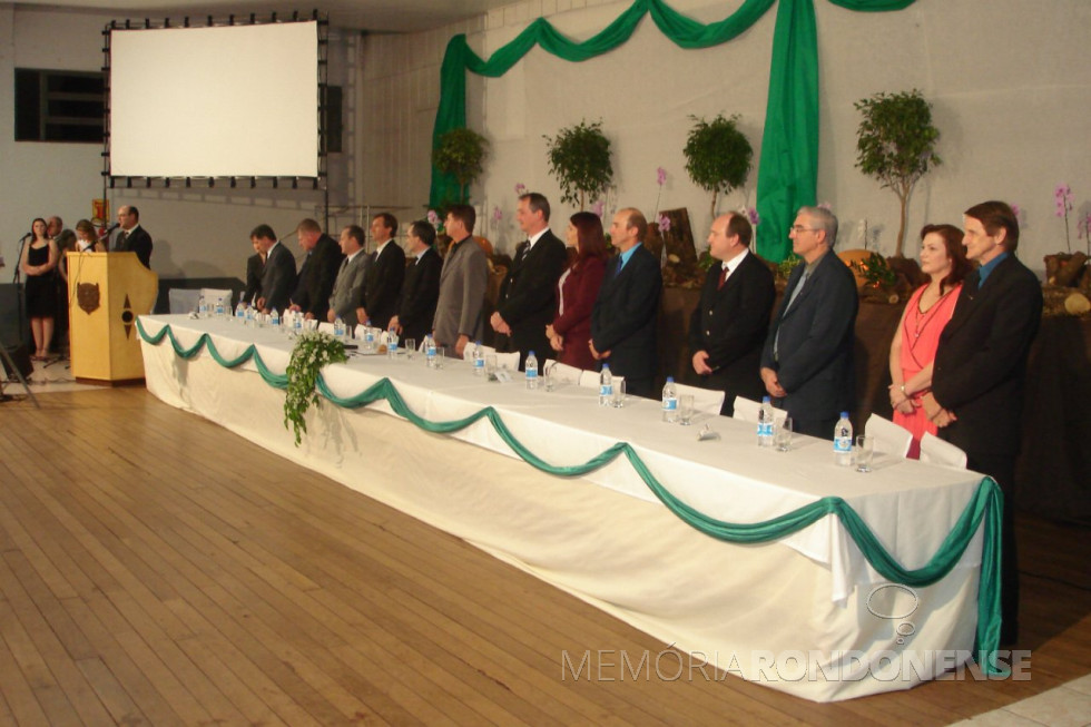 || Composição da Mesa de Honra e diretiva da Sessão Solene de entrega do título de Cidadã Honorária de Marechal Cândido Rondon, à senhora Zilda Arns Neumann.
Imagem: Acervo Memória Rondonense - FOTO 8 -