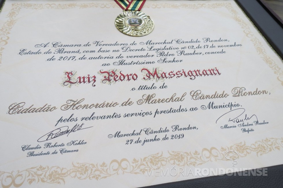 || Diploma de outorga de título de cidadão honorário para Luiz Pedro Massignani. 
Imagem: Acervo da CM-MCR - Crédito: Cristiano Marlon Viteck - FOTO 13 - 

